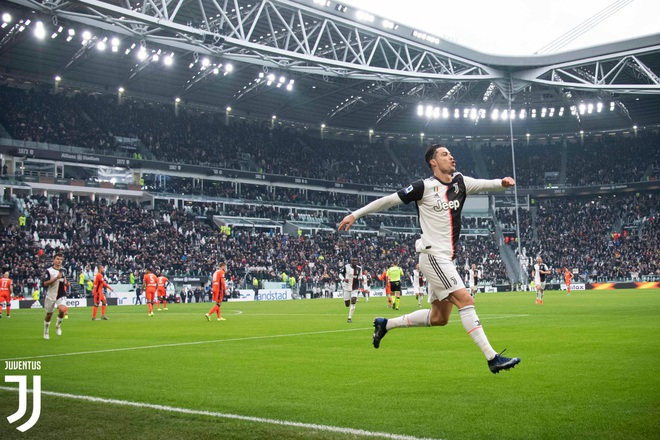 Ronaldo lần đầu lập c&uacute; đ&uacute;p cho CLB sau gần 6 th&aacute;ng, bạn g&aacute;i tr&ecirc;n kh&aacute;n đ&agrave;i lạnh tanh giơ ng&oacute;n tay c&aacute;i như khẳng định: Anh l&agrave; số 1 - Ảnh 1.