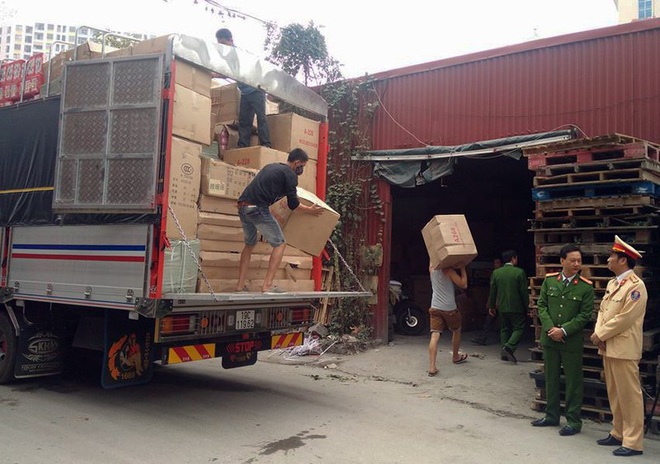 Ph&aacute;t hiện 3 xe tải chở hơn 20 tấn b&aacute;nh kẹo kh&ocirc;ng r&otilde; nguồn gốc xuất xứ - Ảnh 2.