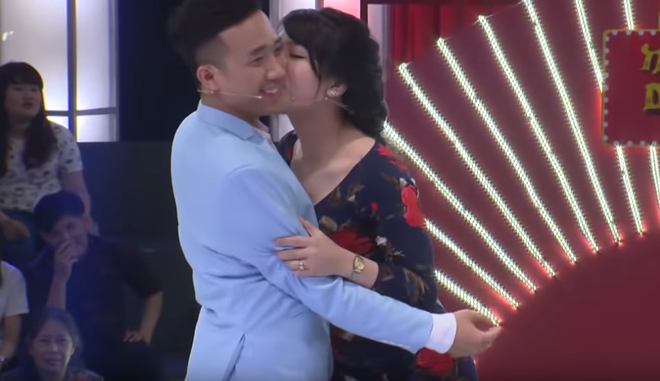 Vừa được h&ocirc;n, lại bị t&aacute;t rồi đền tiền cho chương tr&igrave;nh, Trấn Th&agrave;nh đều trải qua đủ cả tại Th&aacute;ch thức danh h&agrave;i - Ảnh 4.