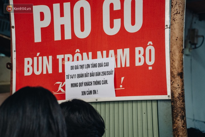 D&acirc;n văn ph&ograve;ng cũng ch&oacute;ng mặt với gi&aacute; thịt lợn, h&agrave;ng qu&aacute;n đồng loạt treo biển th&ocirc;ng b&aacute;o: Ch&uacute;ng t&ocirc;i đ&atilde; cố gắng, nhưng... - Ảnh 1.