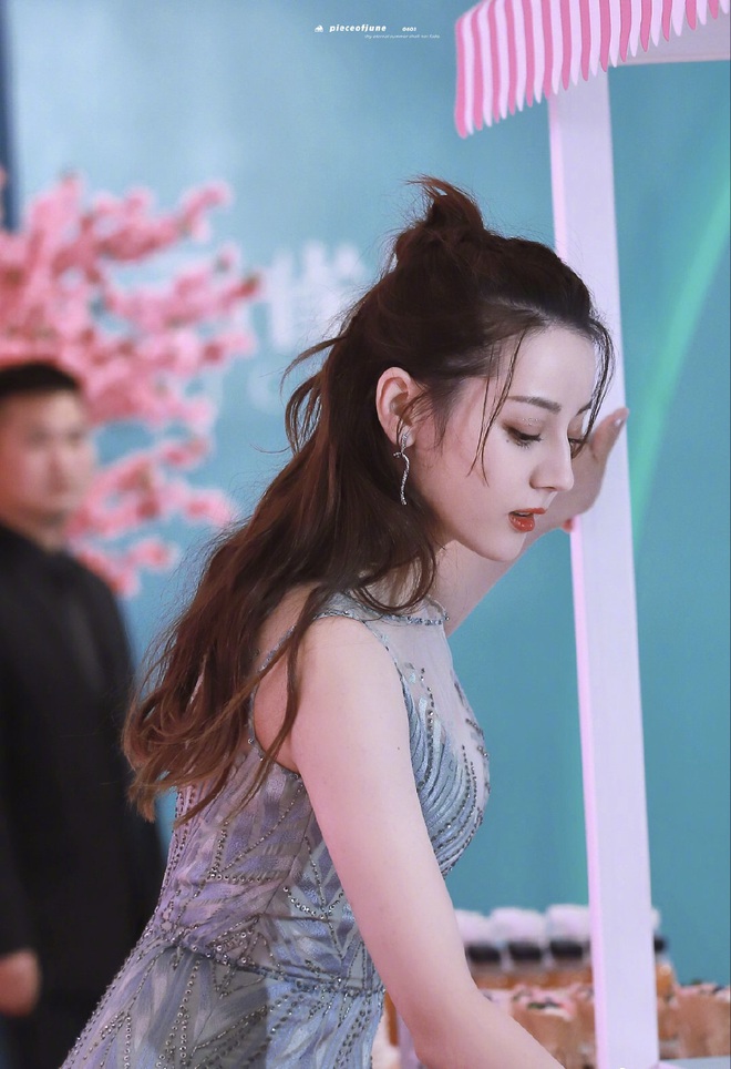 Xịt m&aacute;u mũi với v&ograve;ng một căng đầy của Địch Lệ Nhiệt Ba: Từ bao giờ c&ocirc; n&agrave;ng lại chăm khoe đến như vậy! - Ảnh 6.