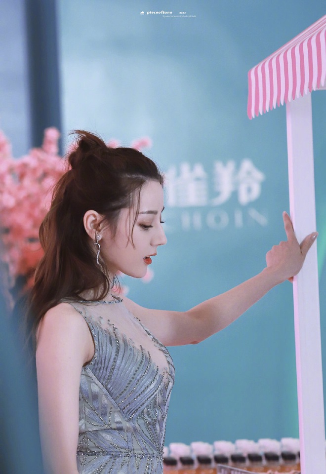 Xịt m&aacute;u mũi với v&ograve;ng một căng đầy của Địch Lệ Nhiệt Ba: Từ bao giờ c&ocirc; n&agrave;ng lại chăm khoe đến như vậy! - Ảnh 7.