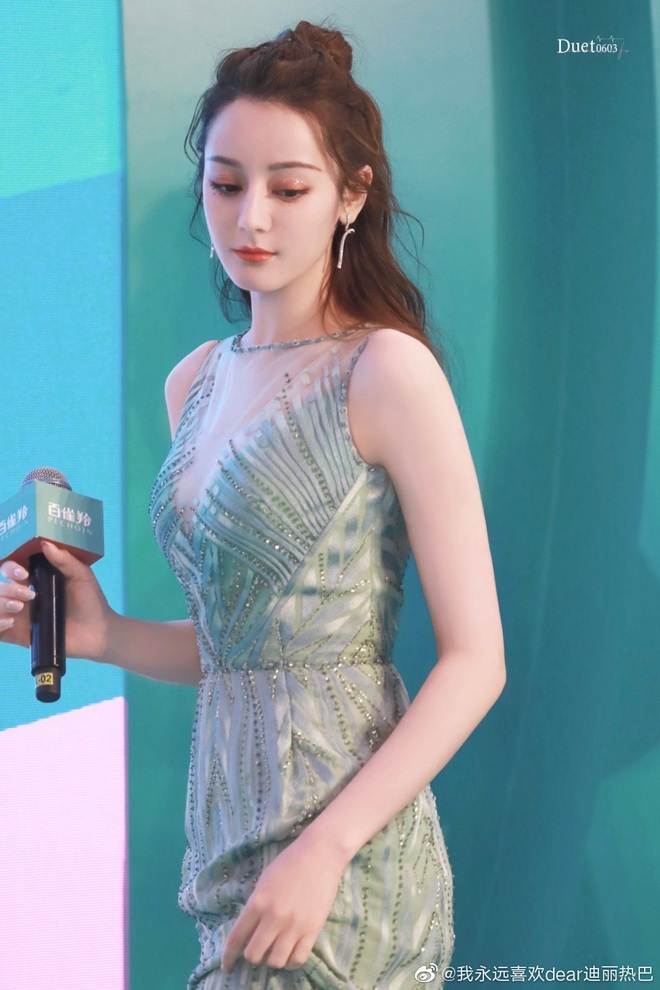 Xịt m&aacute;u mũi với v&ograve;ng một căng đầy của Địch Lệ Nhiệt Ba: Từ bao giờ c&ocirc; n&agrave;ng lại chăm khoe đến như vậy! - Ảnh 8.