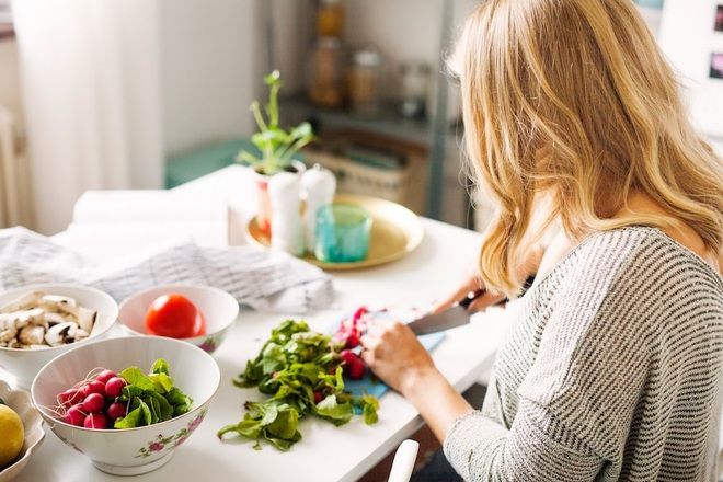 Ăn salad sẽ không giúp bạn giảm cân mà ngược lại còn gây béo nếu bạn ăn sai cách - Ảnh 1.