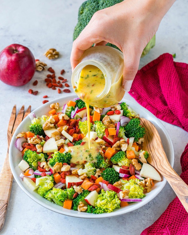 Ăn salad sẽ không giúp bạn giảm cân mà ngược lại còn gây béo nếu bạn ăn sai cách - Ảnh 2.