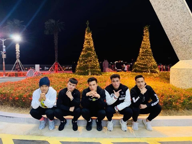 Dàn nam thần U23 Việt Nam tiếp tục nhập vai boyband ở Hàn Quốc: Toàn là những gương mặt visual, áp lực nhan sắc cho team qua đường thật sự! - Ảnh 7.