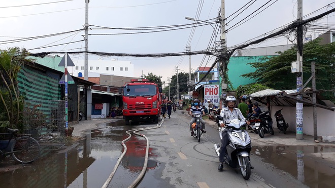 TP.HCM: Căn nhà chứa vải cháy dữ dội, nhiều người dân ôm đồ đạc tháo chạy thoát thân - Ảnh 2.