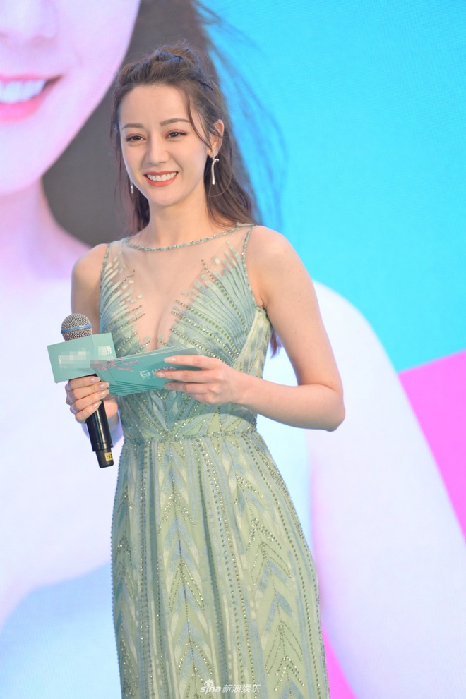 Xịt m&aacute;u mũi với v&ograve;ng một căng đầy của Địch Lệ Nhiệt Ba: Từ bao giờ c&ocirc; n&agrave;ng lại chăm khoe đến như vậy! - Ảnh 3.