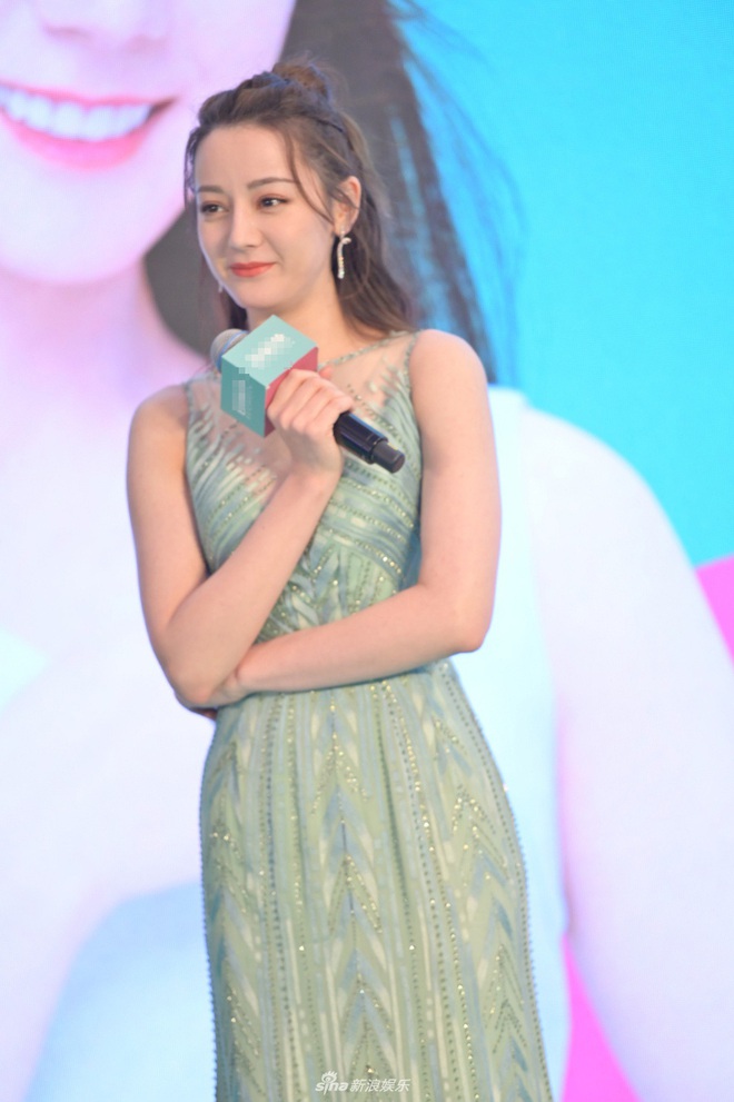 Xịt m&aacute;u mũi với v&ograve;ng một căng đầy của Địch Lệ Nhiệt Ba: Từ bao giờ c&ocirc; n&agrave;ng lại chăm khoe đến như vậy! - Ảnh 5.