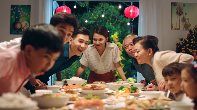 Đến hẹn lại l&ecirc;n, Tr&uacute;c Nh&acirc;n tiếp tục khiến fan xốn xang bằng MV kể chuyện mừng &ldquo;Tết lớn&rdquo; si&ecirc;u rộn r&agrave;ng - Ảnh 3.