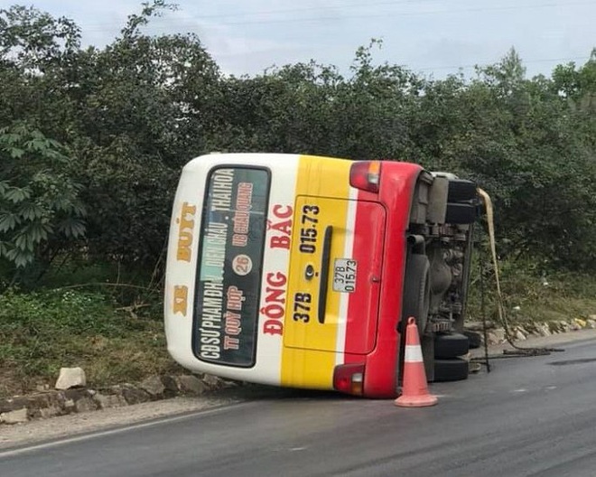 Xe buýt lật nhào khi vào cua, hành khách hốt hoảng cạy cửa thoát thân - Ảnh 1.