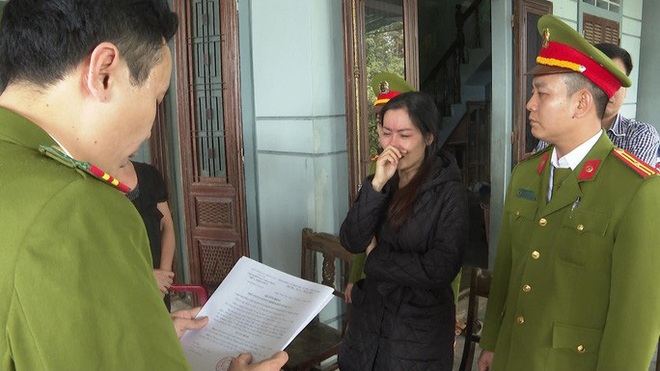 Lừa đảo h&agrave;ng trăm triệu đồng, người phụ nữ kh&oacute;c l&oacute;c khi bị bắt - Ảnh 1.