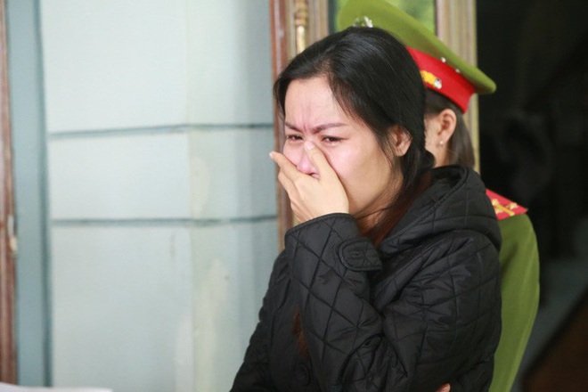 Lừa đảo h&agrave;ng trăm triệu đồng, người phụ nữ kh&oacute;c l&oacute;c khi bị bắt - Ảnh 2.