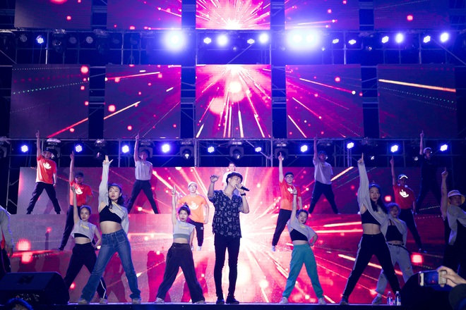 BB Trần bất ngờ xuất hiện tại buổi tổng duyệt liveshow Ng&ocirc; Kiến Huy, bị nghi ngờ l&agrave; kh&aacute;ch mời đặc biệt thứ 8? - Ảnh 9.