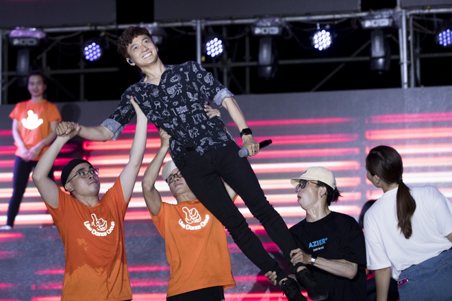 BB Trần bất ngờ xuất hiện tại buổi tổng duyệt liveshow Ng&ocirc; Kiến Huy, bị nghi ngờ l&agrave; kh&aacute;ch mời đặc biệt thứ 8? - Ảnh 10.