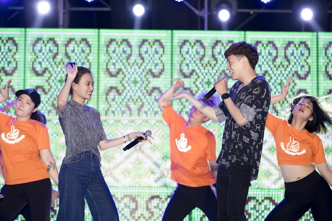 BB Trần bất ngờ xuất hiện tại buổi tổng duyệt liveshow Ng&ocirc; Kiến Huy, bị nghi ngờ l&agrave; kh&aacute;ch mời đặc biệt thứ 8? - Ảnh 15.