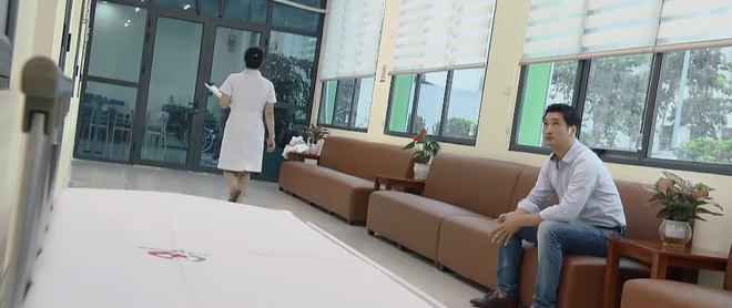 Preview Hoa Hồng Tr&ecirc;n Ngực Tr&aacute;i tập 40: Th&aacute;i xanh mặt chờ b&aacute;c sĩ ph&aacute;n bệnh, l&uacute;c sống &aacute;c sao kh&ocirc;ng kh&eacute;p n&eacute;p thế mỏ thần ơi? - Ảnh 3.