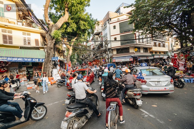 Tuần lộc vàng đính kim sa 3 triệu đồng vẫn hút khách, Hàng Mã trang hoàng trước thềm Giáng Sinh - Ảnh 3.