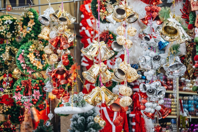 Tuần lộc vàng đính kim sa 3 triệu đồng vẫn hút khách, Hàng Mã trang hoàng trước thềm Giáng Sinh - Ảnh 6.