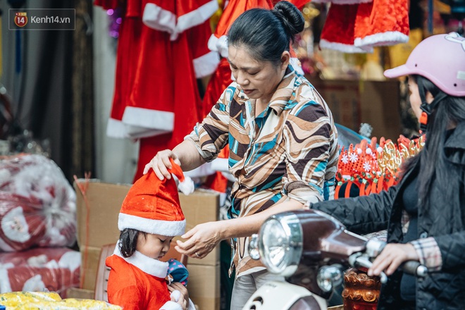 Tuần lộc vàng đính kim sa 3 triệu đồng vẫn hút khách, Hàng Mã trang hoàng trước thềm Giáng Sinh - Ảnh 10.