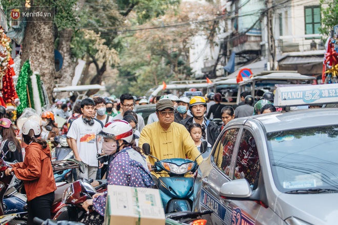 Tuần lộc vàng đính kim sa 3 triệu đồng vẫn hút khách, Hàng Mã trang hoàng trước thềm Giáng Sinh - Ảnh 4.