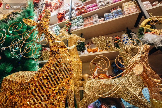 Tuần lộc vàng đính kim sa 3 triệu đồng vẫn hút khách, Hàng Mã trang hoàng trước thềm Giáng Sinh - Ảnh 16.