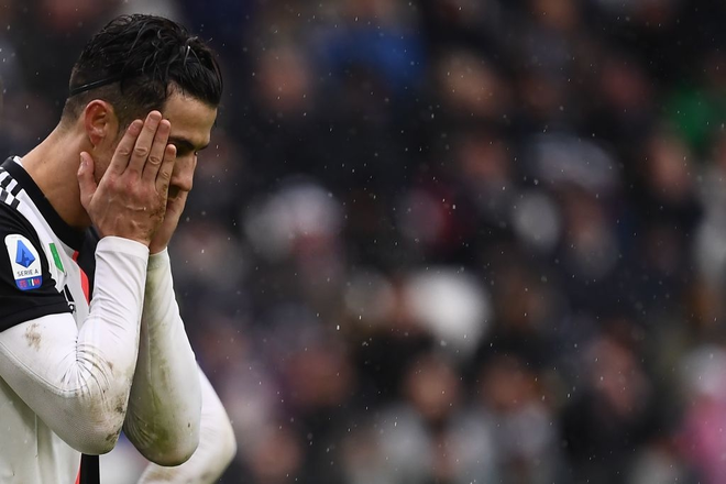 Phát quỳ với khoảnh khắc Cristiano Ronaldo chặn đứng cú sút của đồng đội, khiến đội nhà Juventus bị cầm hòa và mất ngôi đầu bảng - Ảnh 2.