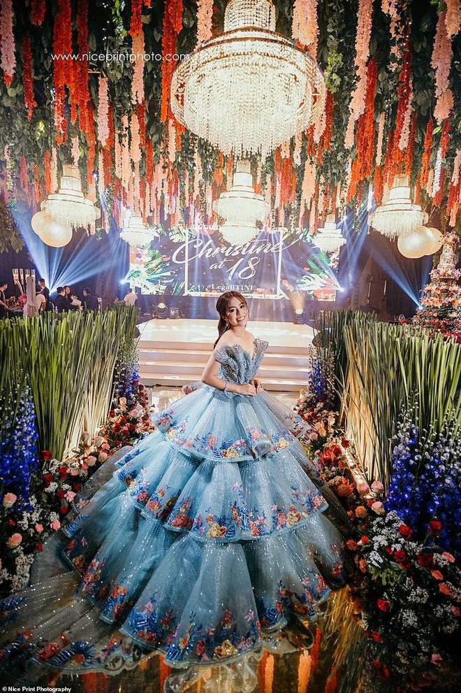 Sinh nhật 18 tuổi của Con nhà siêu giàu châu Á: Thay một lúc 6 bộ váy công chúa, bánh kem sương sương trăm triệu chứ nhiêu  - Ảnh 2.