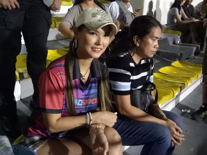 Maria Ozawa đến sân xem Việt Nam đấu Indonesia cùng trang phục mới, với hai người đàn ông mới nhưng vẫn quyết không trả lời phỏng vấn - Ảnh 2.
