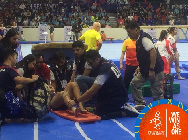 Nữ VĐV chủ nhà Philippines kêu gào trong đau đớn tột cùng sau cú tiếp đất sai kỹ thuật, phải rời sân đấu bằng cáng - Ảnh 3.