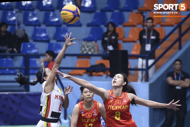 Bóng rổ SEA Games 30: Người hâm mộ tiếp tục đón nhận tin vui, đội tuyển nữ lọt vào bán kết sau trận đấu một chiều trước Myanmar - Ảnh 1.