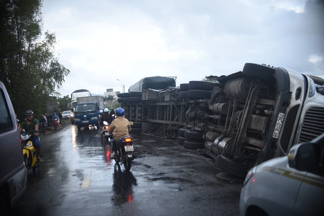 Phú Yên: Hai xe đầu kéo liên tiếp lật trên quốc lộ khiến nhiều người khiếp vía - Ảnh 1.