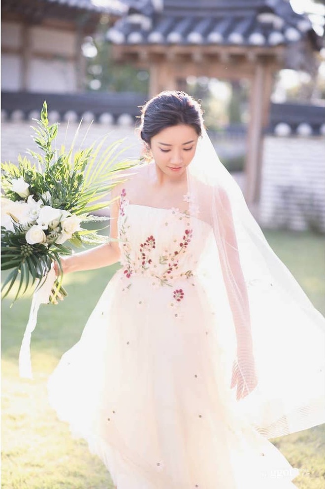 H&eacute; lộ ảnh cưới em trai Kim Tae Hee với VĐV nh&agrave; YG: Ch&uacute; rể đ&atilde; so&aacute;i, nhan sắc c&ocirc; d&acirc;u c&ograve;n g&acirc;y bất ngờ hơn - Ảnh 11.