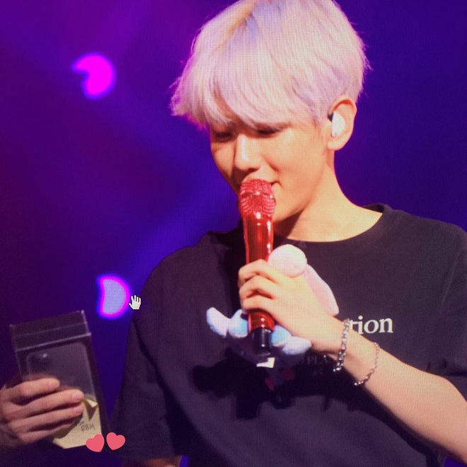 Cầm nhầm c&ograve;n hơn bỏ s&oacute;t: Fan n&eacute;m thẳng iPhone 11 Pro nguy&ecirc;n seal l&ecirc;n s&acirc;n khấu tưởng cho Suho (EXO), t&eacute; ra l&agrave; của Baekhyun! - Ảnh 2.