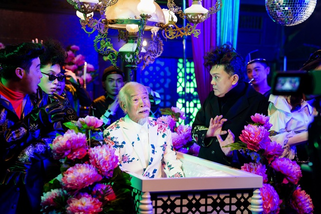 Jun Phạm mặc quần ngắn hết cỡ làm Xuân Tóc Đỏ, cả dàn cameo siêu xịn quậy banh đám tang trong MV Đây là một bài hát vui - Ảnh 11.