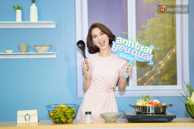 Ngọc Trinh tươi tắn giữa họp b&aacute;o Anh Trai Y&ecirc;u Qu&aacute;i nhưng kh&ocirc;ng ăn thua trước bộ c&aacute;nh lấp l&aacute;nh kim sa của Hải Triều - Ảnh 2.