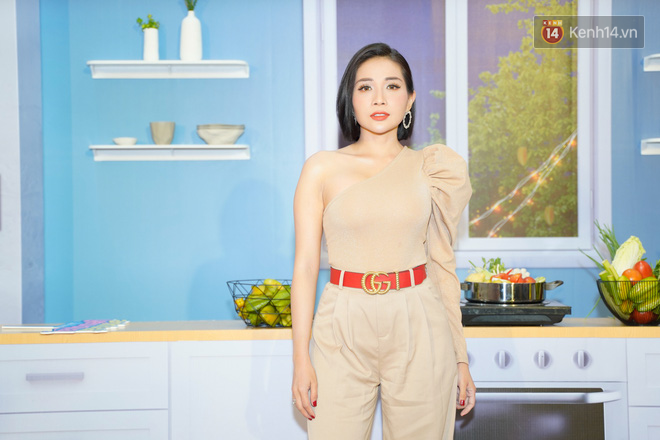Ngọc Trinh tươi tắn giữa họp b&aacute;o Anh Trai Y&ecirc;u Qu&aacute;i nhưng kh&ocirc;ng ăn thua trước bộ c&aacute;nh lấp l&aacute;nh kim sa của Hải Triều - Ảnh 15.