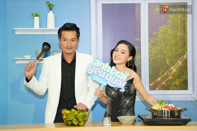 Ngọc Trinh tươi tắn giữa họp b&aacute;o Anh Trai Y&ecirc;u Qu&aacute;i nhưng kh&ocirc;ng ăn thua trước bộ c&aacute;nh lấp l&aacute;nh kim sa của Hải Triều - Ảnh 14.