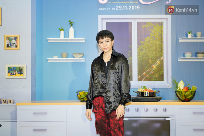 Ngọc Trinh tươi tắn giữa họp b&aacute;o Anh Trai Y&ecirc;u Qu&aacute;i nhưng kh&ocirc;ng ăn thua trước bộ c&aacute;nh lấp l&aacute;nh kim sa của Hải Triều - Ảnh 11.