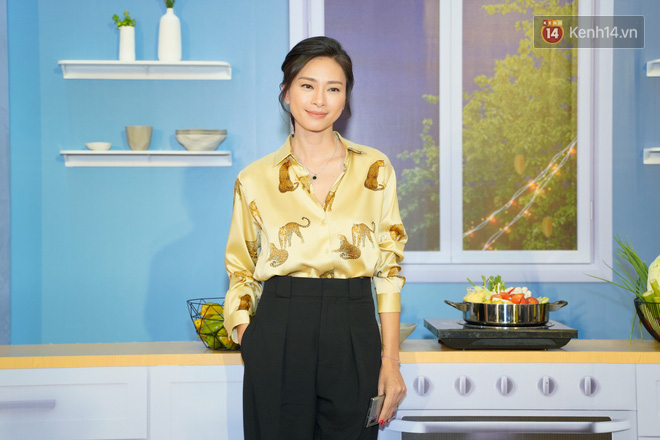 Ngọc Trinh tươi tắn giữa họp b&aacute;o Anh Trai Y&ecirc;u Qu&aacute;i nhưng kh&ocirc;ng ăn thua trước bộ c&aacute;nh lấp l&aacute;nh kim sa của Hải Triều - Ảnh 8.
