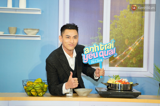 Ngọc Trinh tươi tắn giữa họp b&aacute;o Anh Trai Y&ecirc;u Qu&aacute;i nhưng kh&ocirc;ng ăn thua trước bộ c&aacute;nh lấp l&aacute;nh kim sa của Hải Triều - Ảnh 4.