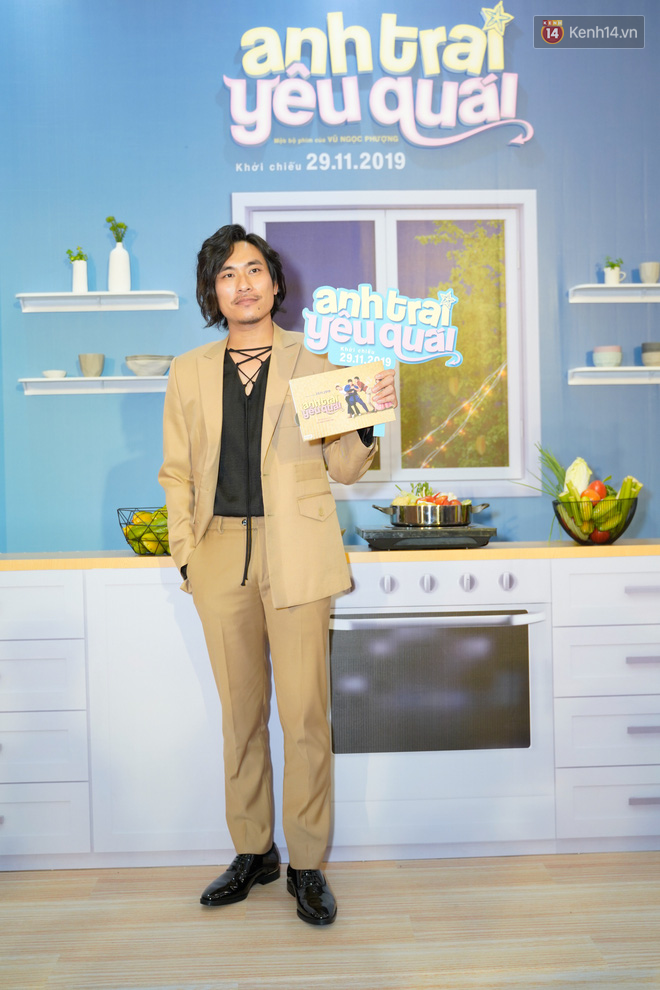 Ngọc Trinh tươi tắn giữa họp b&aacute;o Anh Trai Y&ecirc;u Qu&aacute;i nhưng kh&ocirc;ng ăn thua trước bộ c&aacute;nh lấp l&aacute;nh kim sa của Hải Triều - Ảnh 5.