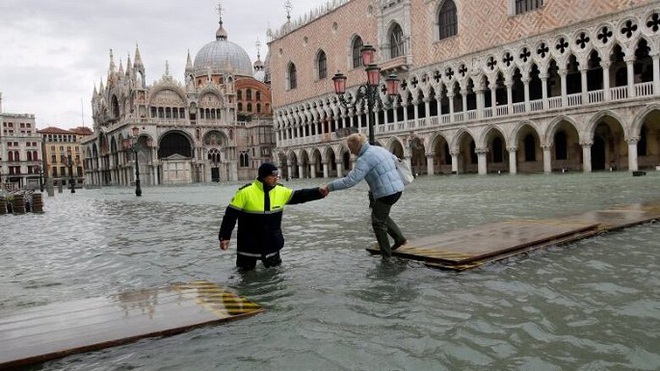 Venice ngập lụt chưa từng có, Trung Quốc bùng phát dịch hạch: Tác động đáng sợ của biến đổi khí hậu - Ảnh 1.