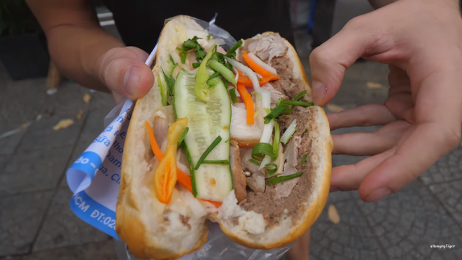 Youtuber người nước ngo&agrave;i gợi &yacute; top 5 b&aacute;nh m&igrave; g&acirc;y nghiện tại S&agrave;i G&ograve;n với gi&aacute; chỉ 1 USD - Ảnh 8.