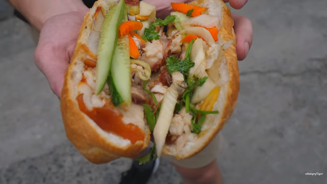Youtuber người nước ngo&agrave;i gợi &yacute; top 5 b&aacute;nh m&igrave; g&acirc;y nghiện tại S&agrave;i G&ograve;n với gi&aacute; chỉ 1 USD - Ảnh 11.