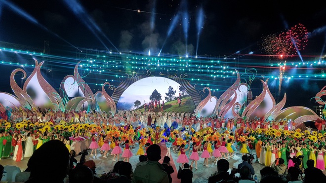 Rực rỡ đêm khai mạc Festival Hoa Đà Lạt 2019 - Ảnh 1.