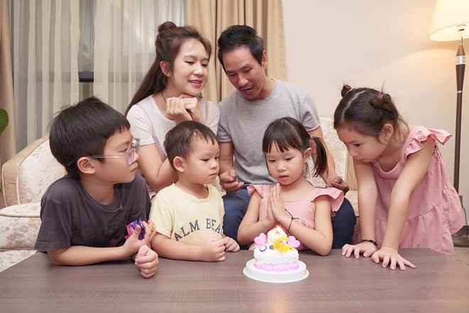 Cùng chúc mừng sinh nhật con gái của Lý Hải và Minh Hà. Gia đình hạnh phúc của cặp đôi nổi tiếng sẽ khiến bạn cảm thấy ấm áp và tự hào về tình yêu và sự đoàn kết trong gia đình.
