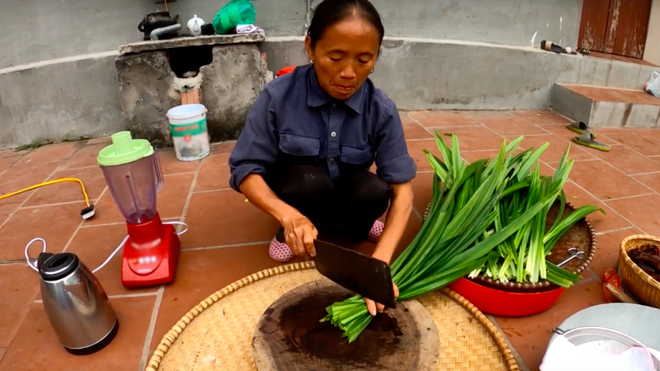 Ngầm thay đổi cách làm sau khi bị “la ó” lần trước, bà Tân Vlog cho ra đời chiếc bánh bao lá dứa đúng công thức nhưng lại có hình thù khó hiểu - Ảnh 4.