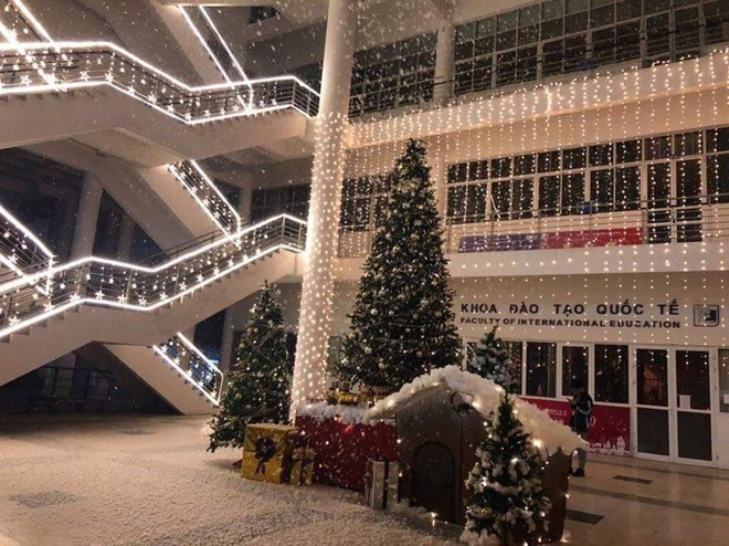 Trường nhà người ta trang trí Giáng sinh: Rực sáng cả một vùng trời, lại còn có tuyết phủ kín trong sảnh toà nhà - Ảnh 4.