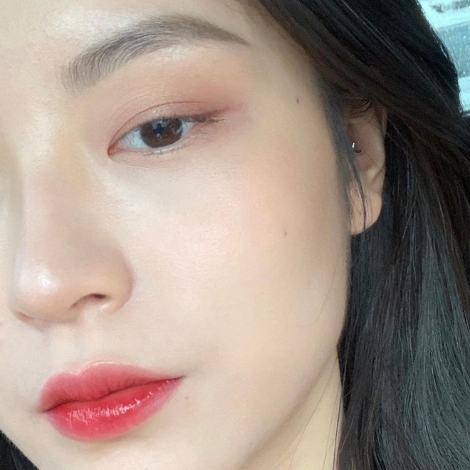5 thỏi son m&agrave;u đẹp m&ecirc; ly lại c&ograve;n gi&uacute;p m&ocirc;i b&oacute;ng nhẹ si&ecirc;u sexy, kh&ocirc;ng sắm dịp cuối năm n&agrave;y th&igrave; tiếc h&ugrave;i hụi - Ảnh 1.